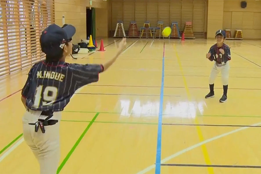 「移動キャッチボール」を行う様子【写真：編集部】