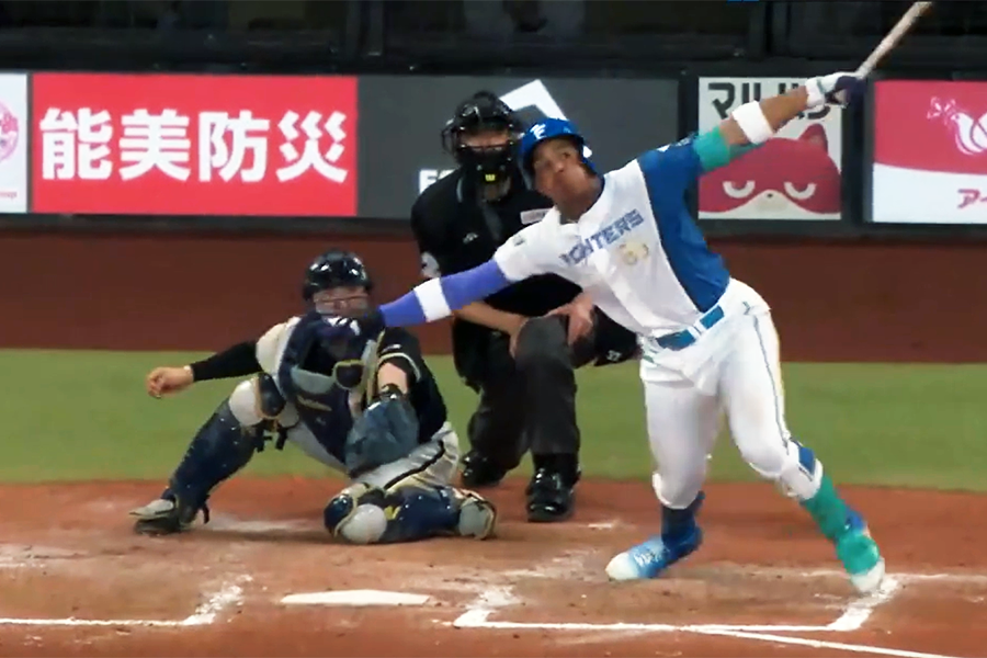 オリックス戦で勝ち越し3ランを放った日本ハム・万波中正【画像：パーソル パ・リーグTV】