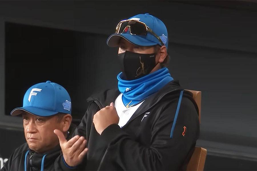 戦術の成功に拍手をする日本ハム・新庄剛志監督【画像：パーソル パ・リーグTV】