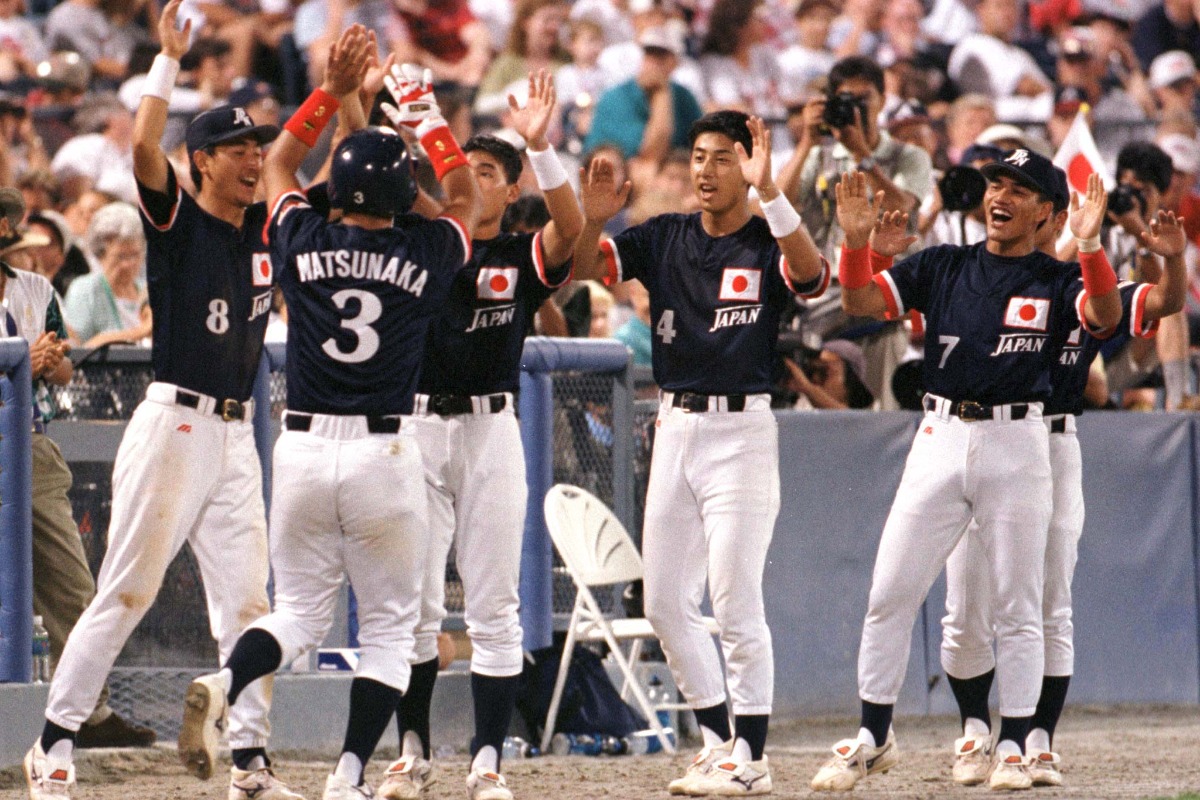 アトランタ五輪の準決勝・米国戦、本塁打を放った松中信彦を出迎える井口氏（右端）【写真：アフロ】