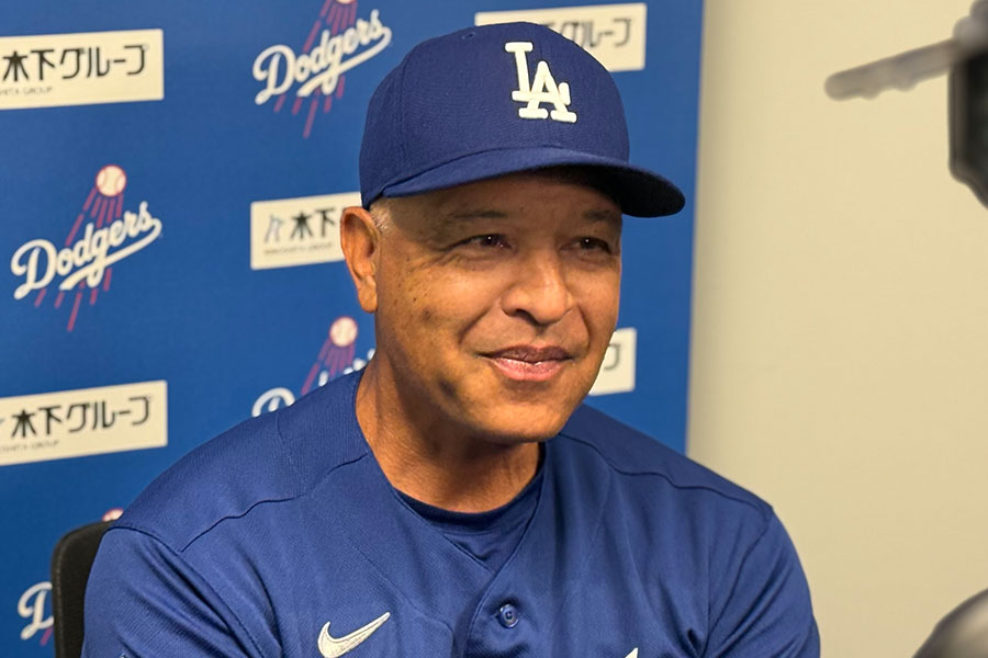 試合後の取材に応じたドジャースのデーブ・ロバーツ監督【写真：小谷真弥】