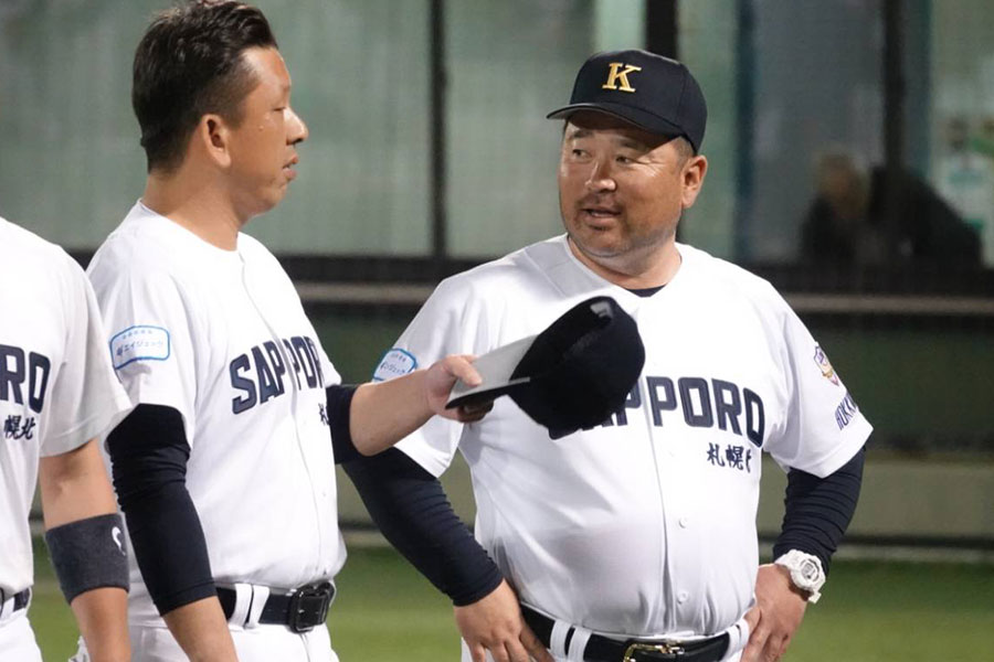 札幌北リトルシニア・松本竜輔監督(右)【写真:橋本健吾】