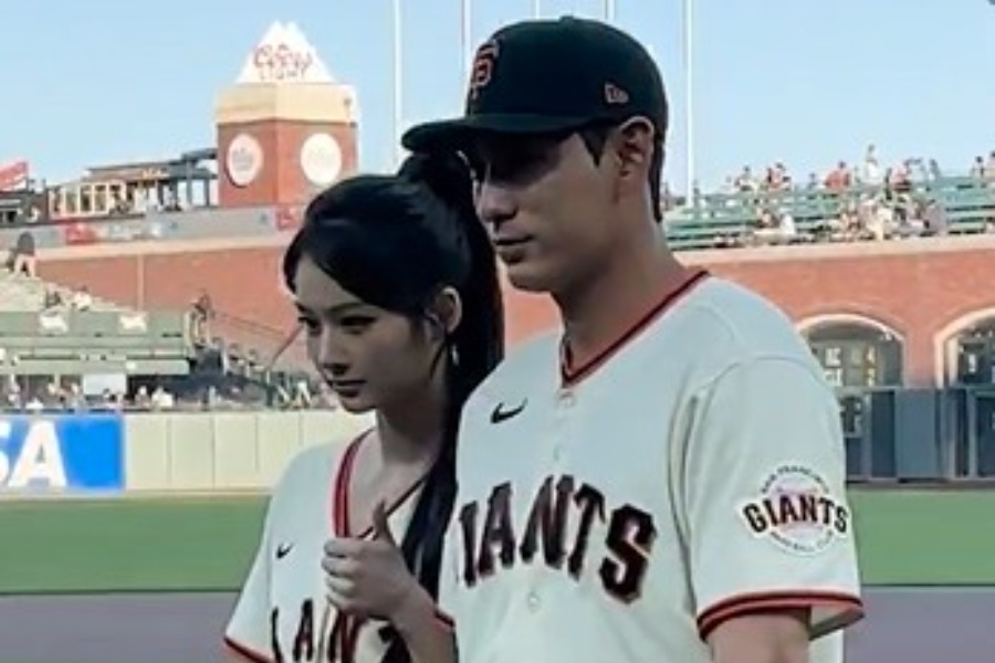 始球式を行ったNMIXXのソリュンさん（左）とジャイアンツのイ・ジョンフ【画像：MLB公式Xからスクリーンショット】