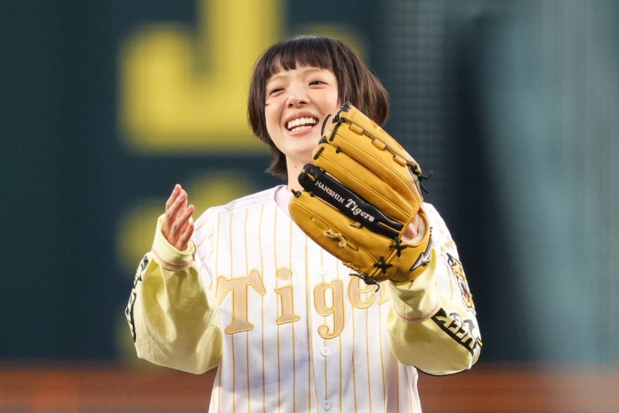 甲子園で始球式を行ったあいみょん【写真提供:産経新聞社】