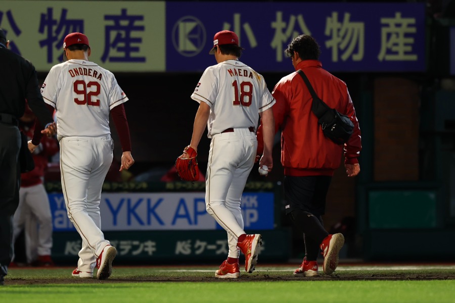 右ふくらぎを痛めベンチに下がる楽天・前田健太【写真:加治屋友輝】