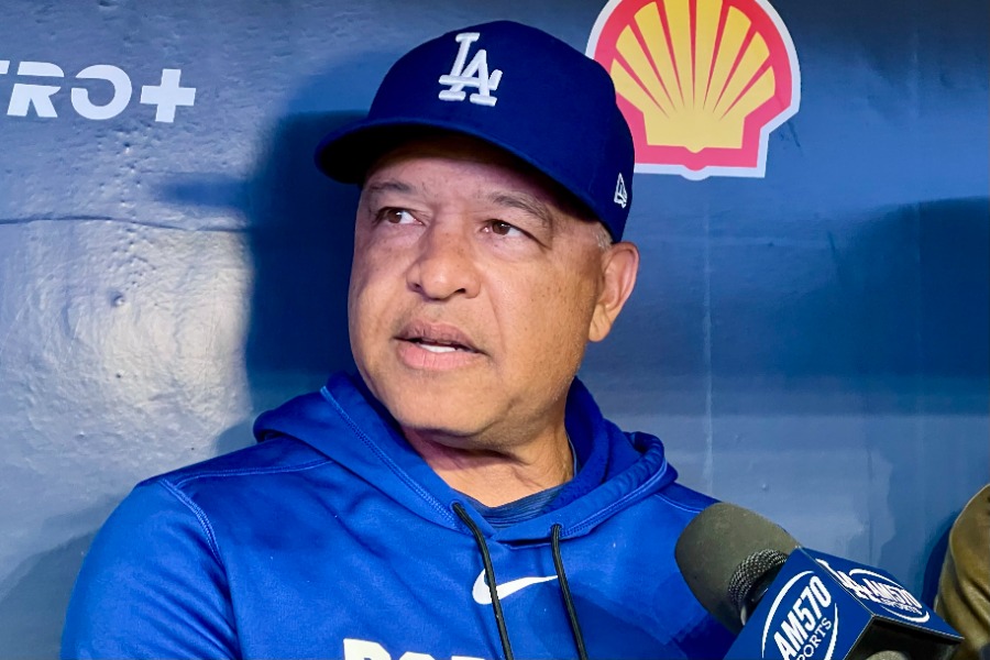 試合前の取材に対応したドジャースのデーブ・ロバーツ監督【写真：小谷真弥】
