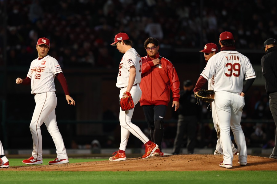 4回途中に降板した楽天・前田健太【写真：加治屋友輝】