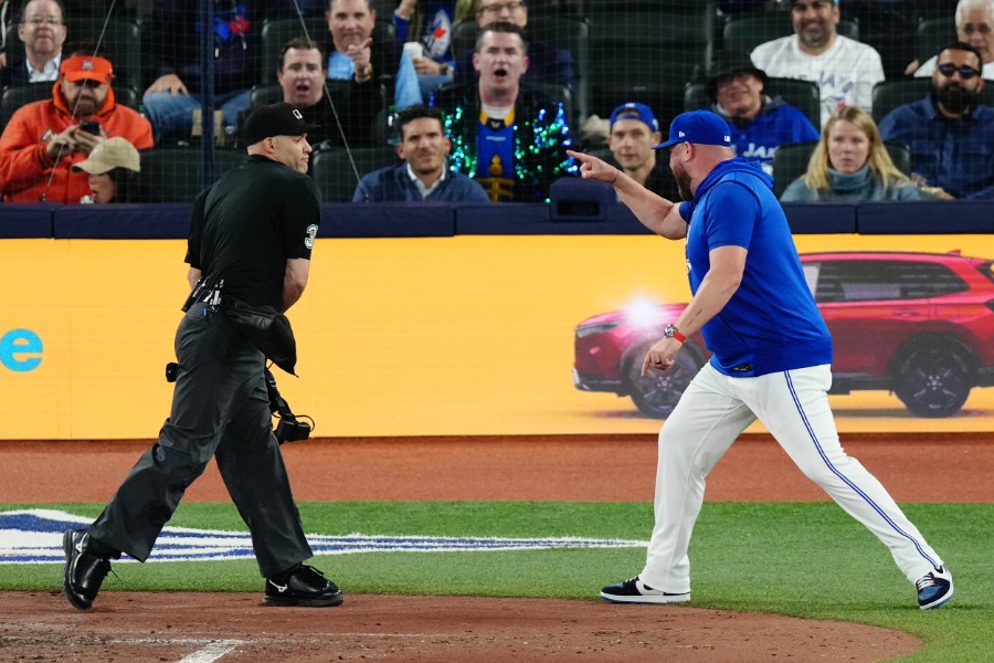 退場となったBジェイズのジョン・シュナイダー監督（右）【写真：黒澤崇】