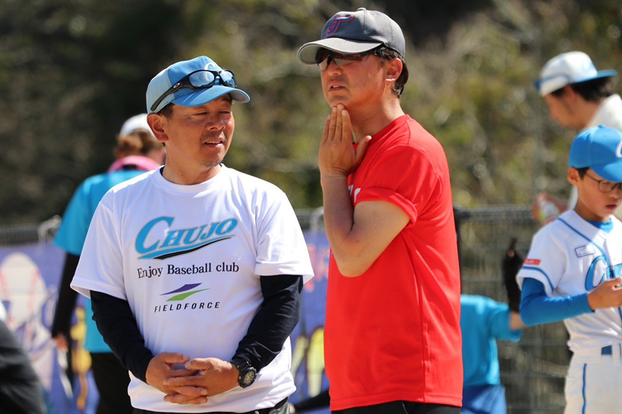 辻正人監督(右)と倉知幸生監督【写真:中条ブルーインパルス提供】