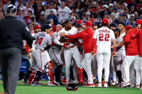 “暴投”で乱闘勃発「何に激昂したんやろ？」　唐突な展開に日本ファン唖然「意味が分からない」