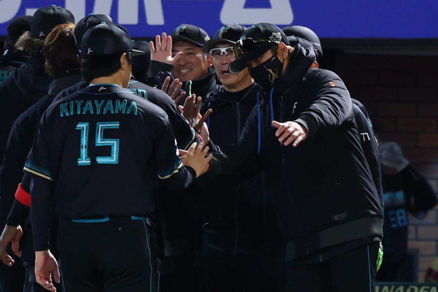 楽天戦で指揮した日本ハム・新庄剛志監督（右）【写真：加治屋友輝】