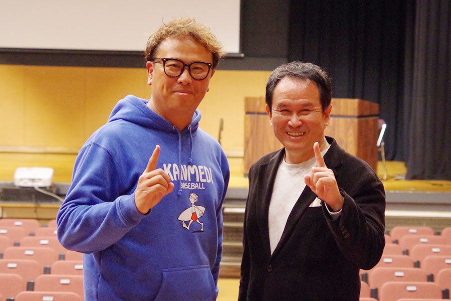 井戸伸年総監督（左）とメンタルコーチの臼井博文氏【写真：喜岡桜】