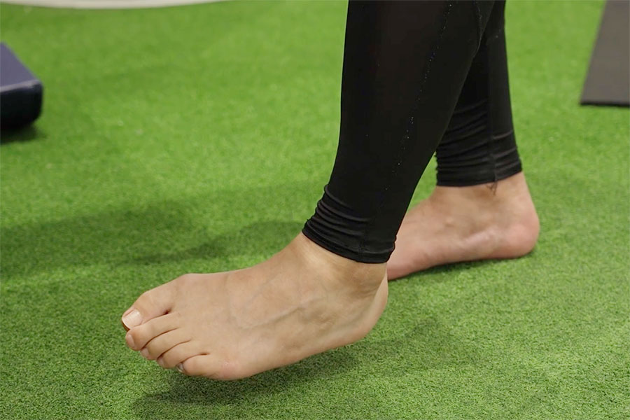 「足首4方向トレーニング」を行う様子【写真：編集部】