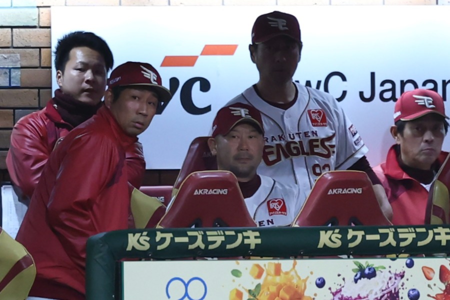 日本ハム戦で指揮を執る楽天・三木肇監督【写真:加治屋友輝】