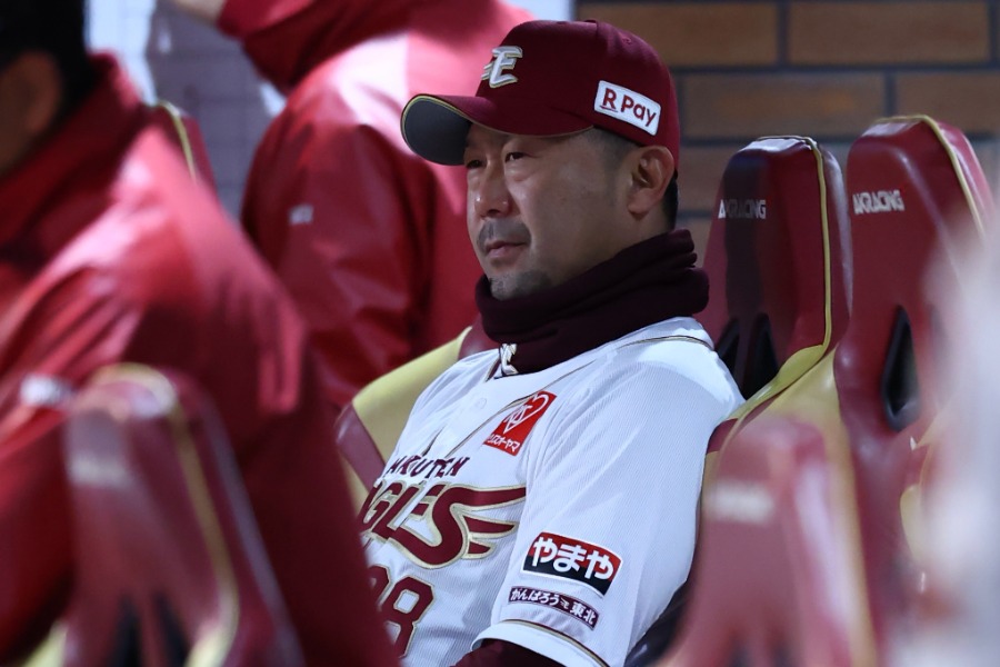 日本ハム戦で指揮を執る楽天・三木肇監督【写真：加治屋友輝】