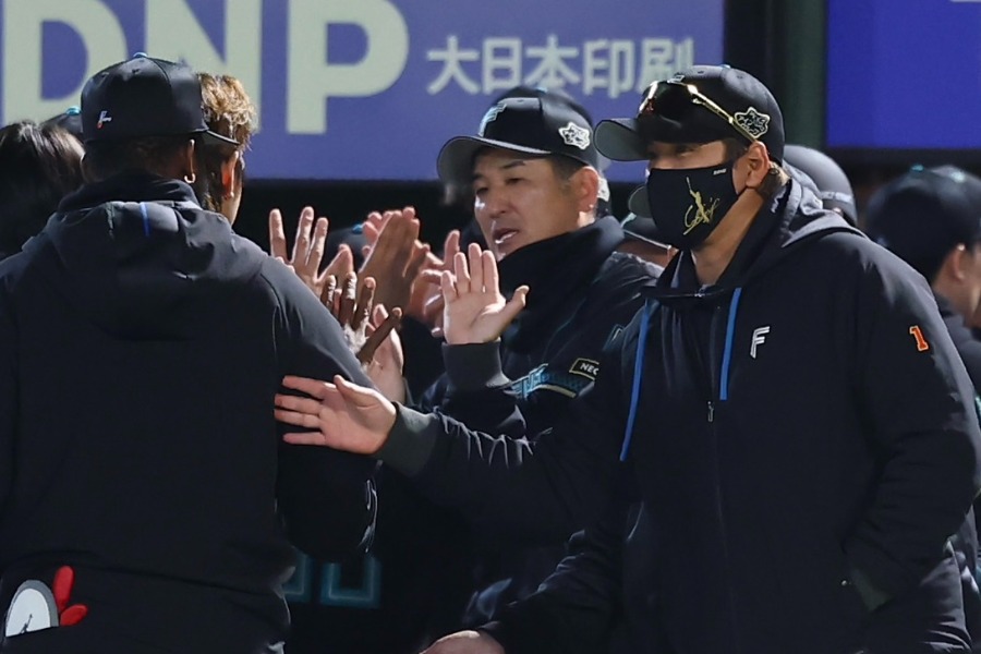 試合後にハイタッチする日本ハム・新庄剛志監督【写真：加治屋友輝】