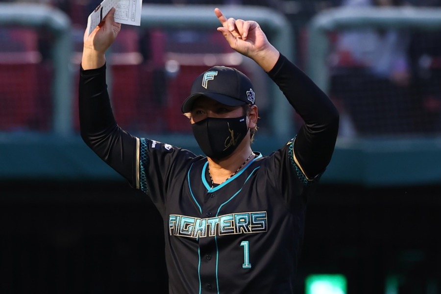 試合前にメンバー表を交換する日本ハム・新庄剛志監督【写真：加治屋友輝】