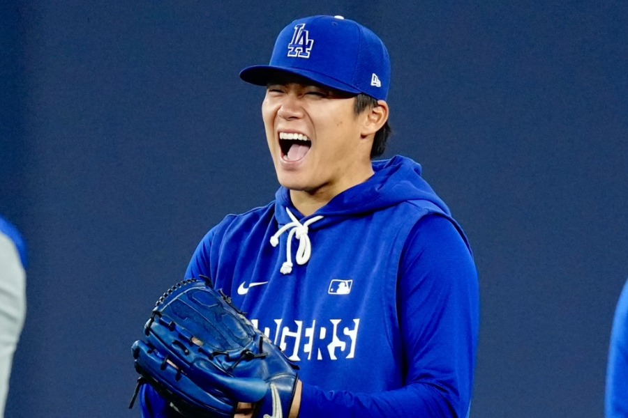 試合前に談笑するドジャース・山本由伸【写真：黒澤崇】