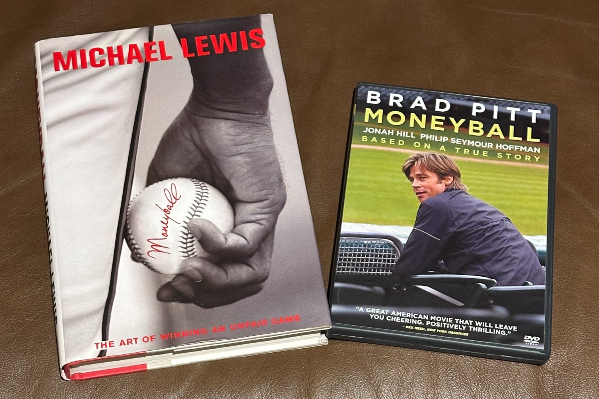 ベストセラー『マネーボール』（左）とブラッド・ピット主演の映画のDVD【写真：木崎英夫】