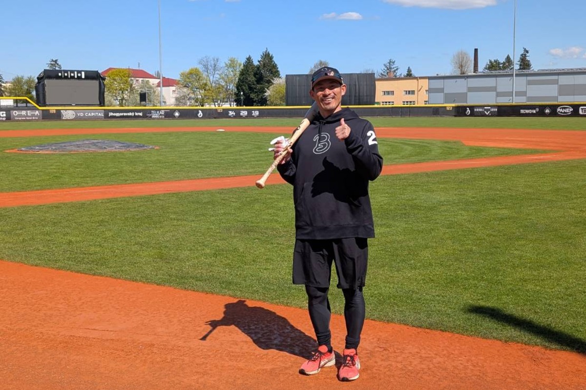 チェコで一番立派だと言われる本拠地球場で笑顔【写真：本人提供】