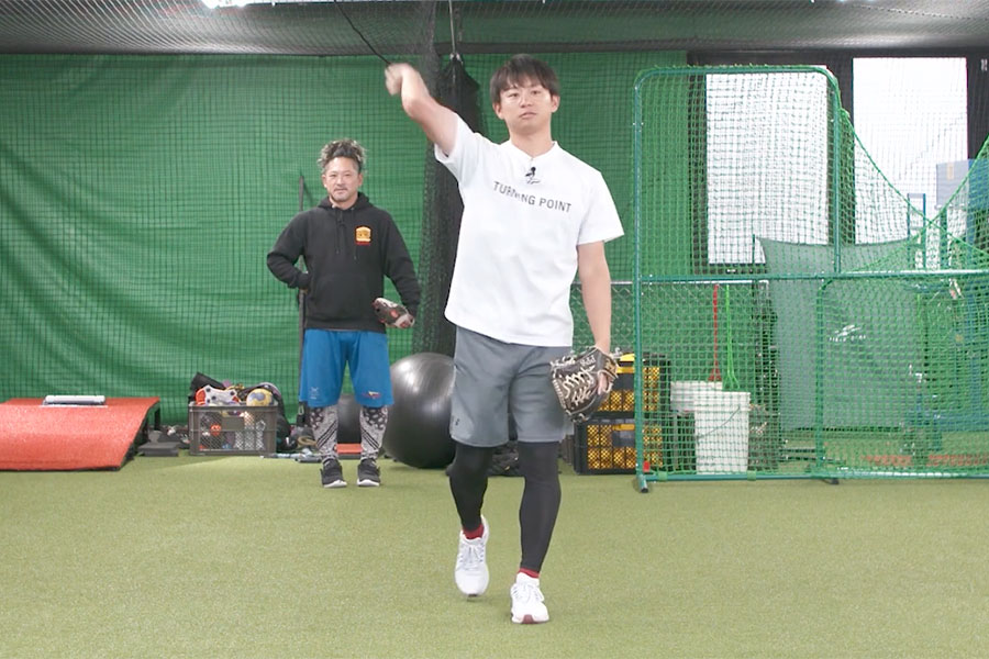 「歩きながらスローイング」を行う様子【写真：編集部】