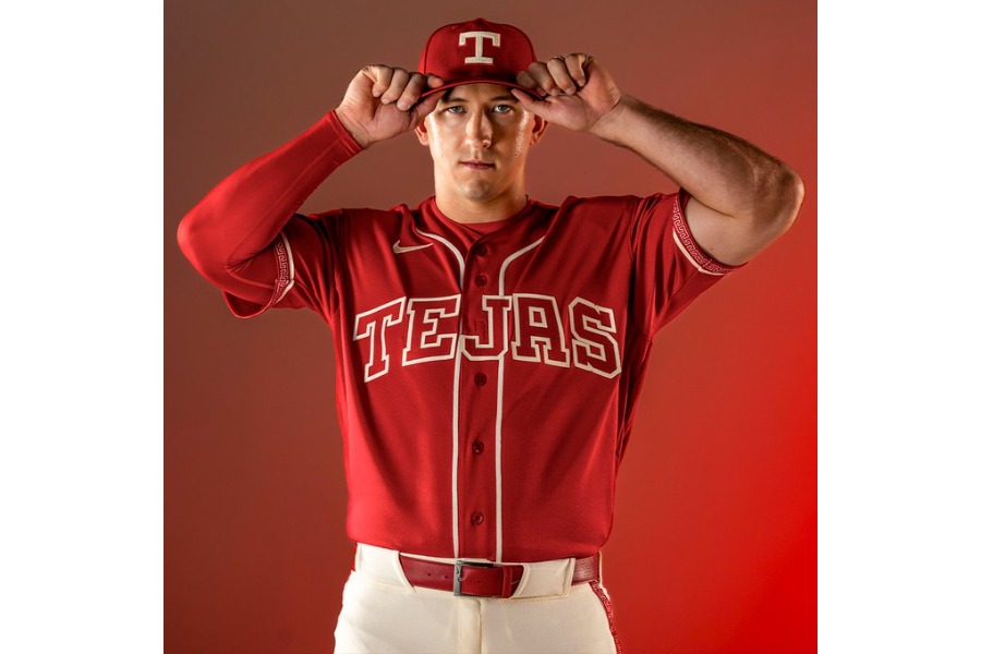 「シティコネクトユニホーム」を着用したレンジャーズのワイアット・ラングフォード【写真：MLB公式Xより】