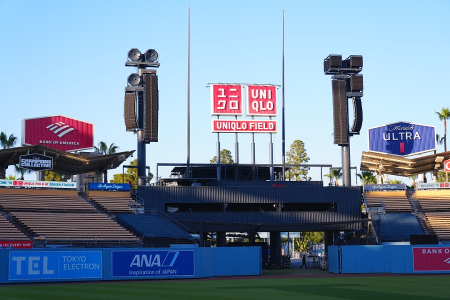 ドジャースタジアムに設置されたユニクロの看板【写真：荒川祐史】
