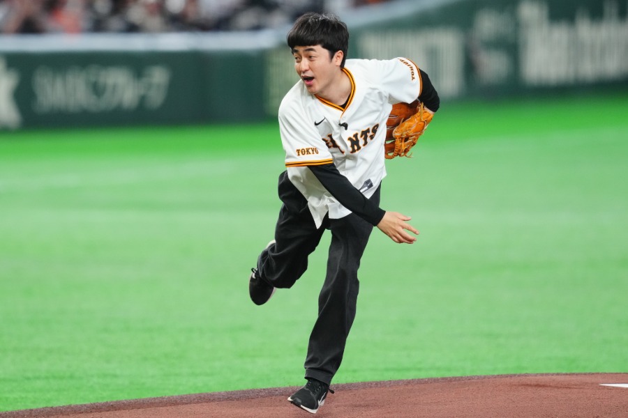 漫才コンビ「たくろう」がファーストピッチに登場【写真：イワモトアキト】