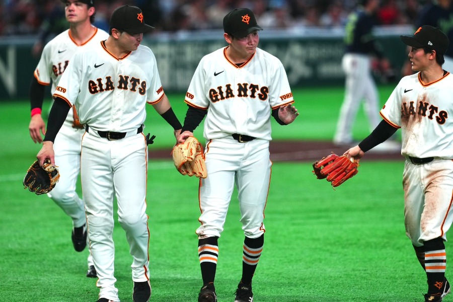 転倒後にベンチに下がる巨人・竹丸和幸【写真：イワモトアキト】