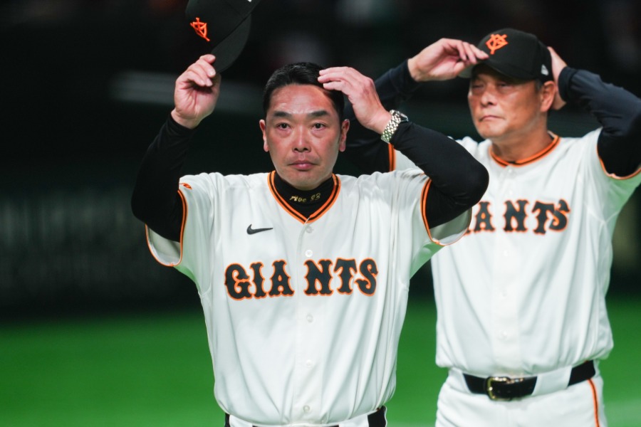 ヤクルト戦で指揮した巨人・阿部慎之助監督【写真:イワモトアキト】