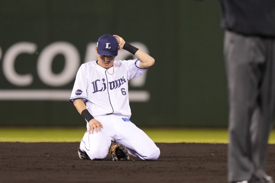 9回に失策をした西武・源田壮亮【写真提供：産経新聞社】