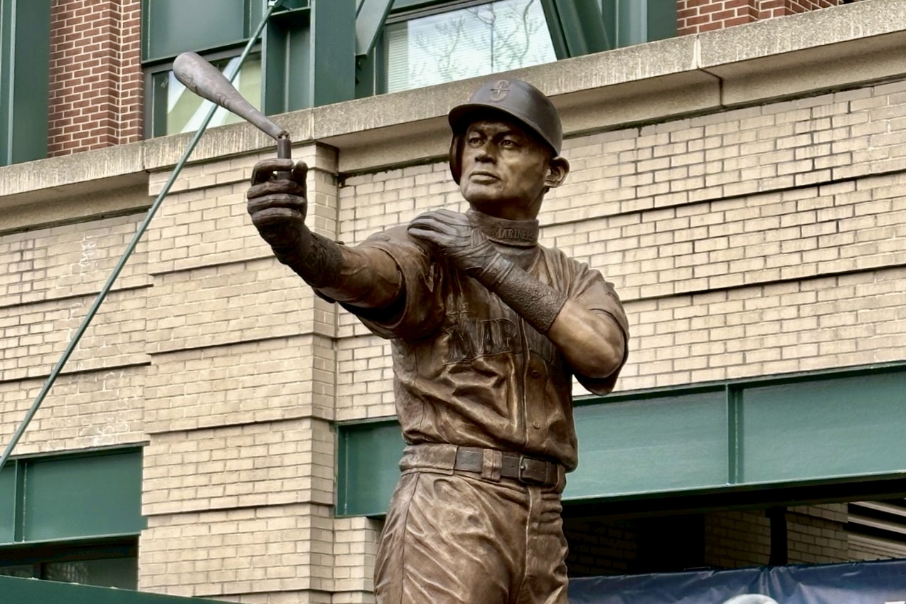 バットが折れてしまったイチロー氏の銅像【写真：木崎英夫】