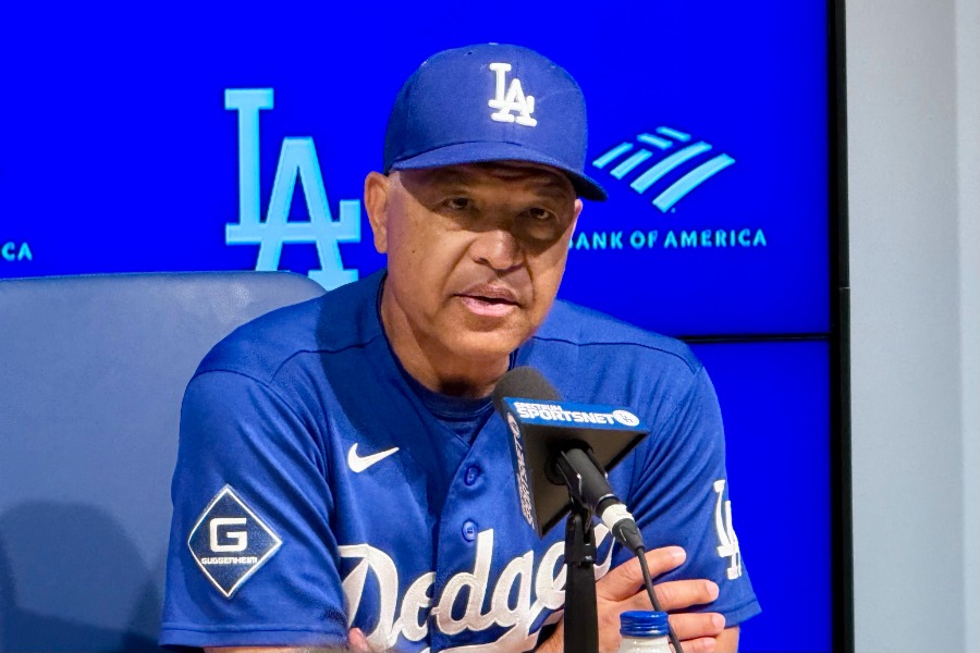 試合前の会見に臨んだドジャースのデーブ・ロバーツ監督【写真：小谷真弥】
