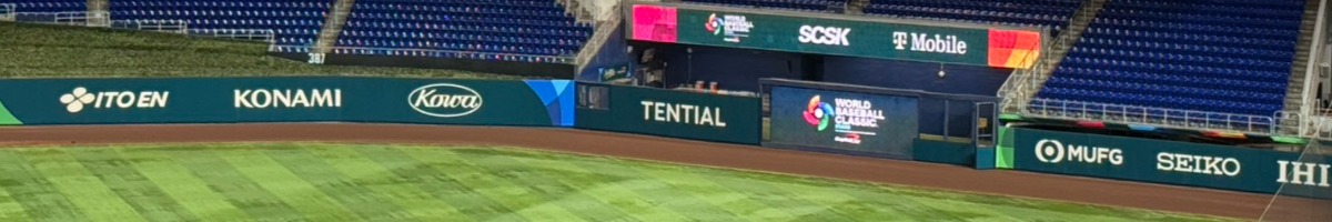 WBC決勝の舞台となったローンデポ・パークの外野フェンスには、ずらりと日本企業の広告が並んだ【写真：上野明洸】