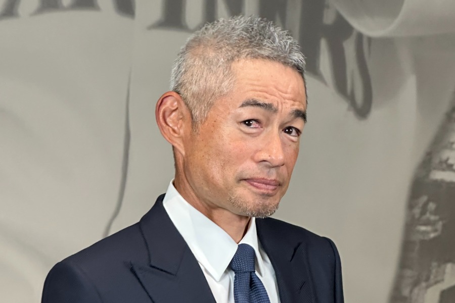 自身の銅像の除幕式に登場したイチロー氏【写真：木崎英夫】