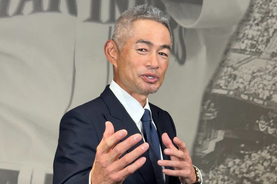 自身の銅像の除幕式に登場したイチロー氏【写真:木崎英夫】