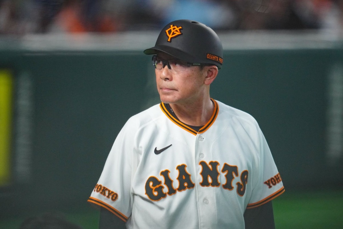 戦況を見守る巨人・川相昌弘ディフェンスチーフコーチ【写真：イワモトアキト】