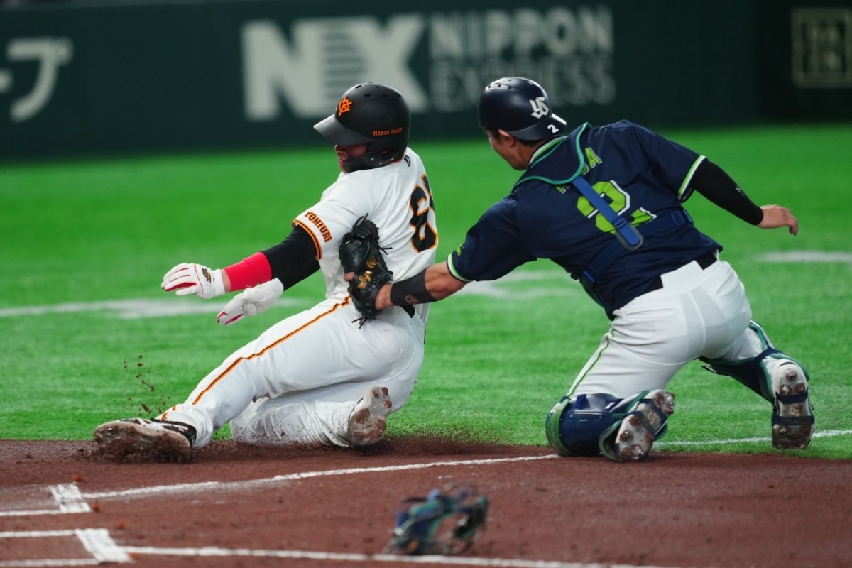 キャベッジに続き本塁突入を狙った増田陸内野手はアウトに【写真：イワモトアキト】