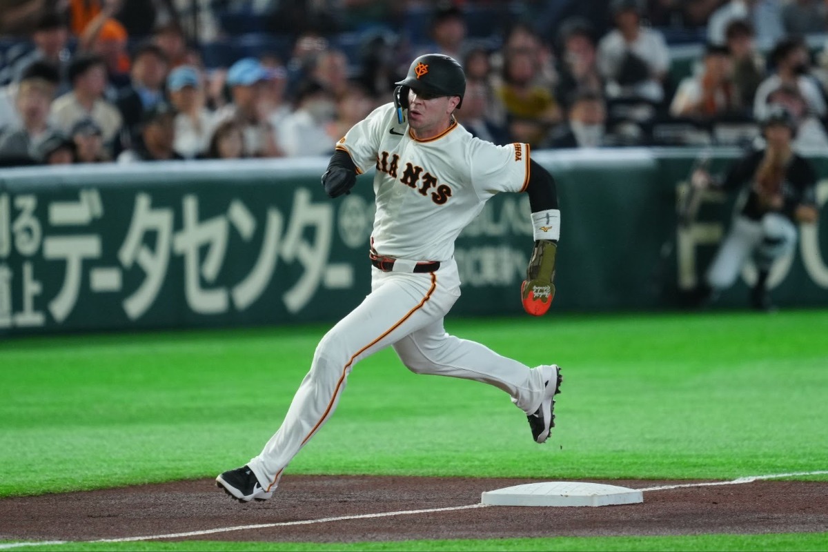 激走する巨人のトレイ・キャベッジ【写真：イワモトアキト】
