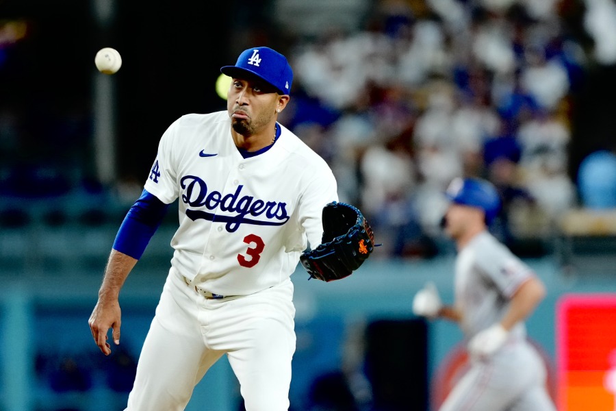 レンジャーズ戦の9回に登板したドジャースのエドウィン・ディアス【写真：黒澤崇】