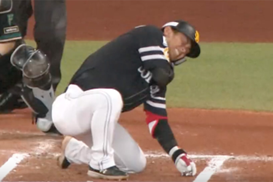 死球を受けたソフトバンク・今宮健太【画像：パーソル パ・リーグTV】