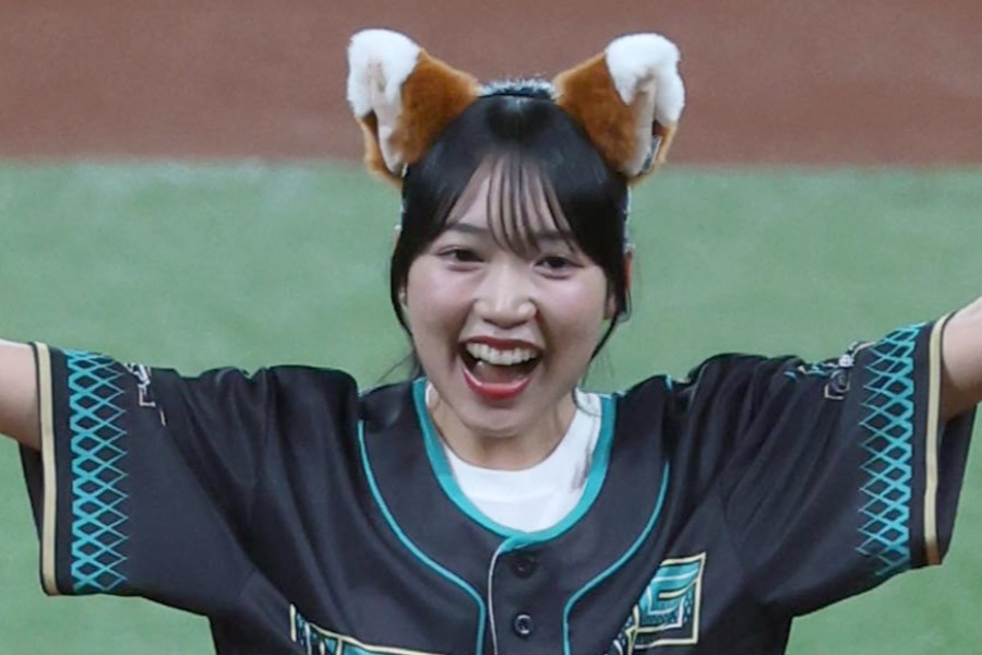 ファーストピッチを務めた「Appare！」の朝比奈れいさん【写真提供：産経新聞社】