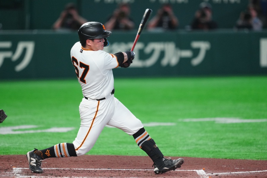 プロ初本塁打を放った巨人・山瀬慎之助【写真：イワモトアキト】