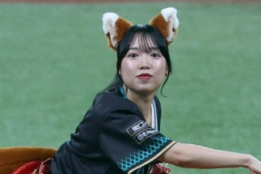 ファーストピッチを務めた「Appare！」の朝比奈れいさん【写真提供：産経新聞社】