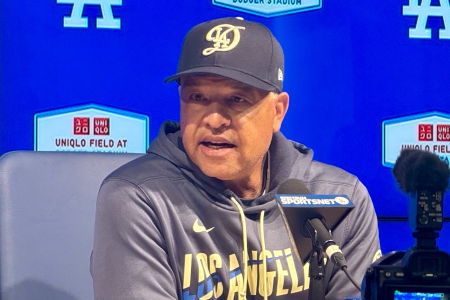 試合後、取材に応じるドジャースのデーブ・ロバーツ監督【写真:小谷真弥】