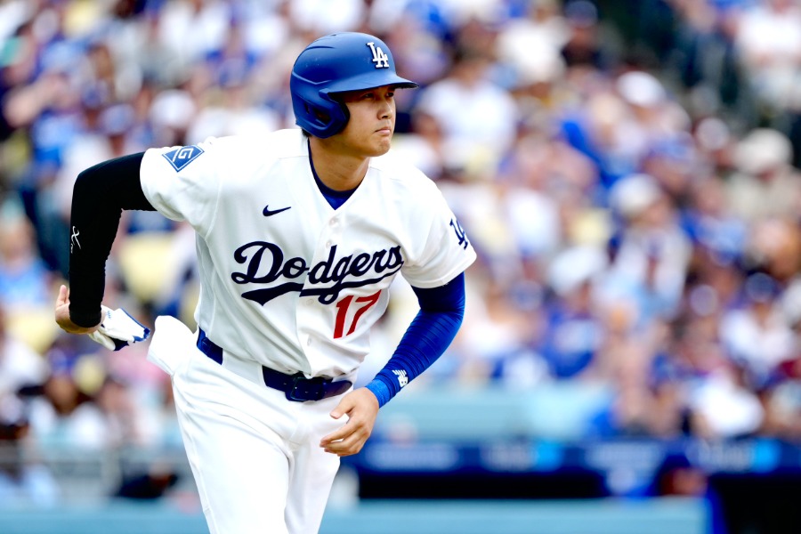申告敬遠を受け一塁へ歩き出すドジャース・大谷翔平【写真：黒澤崇】