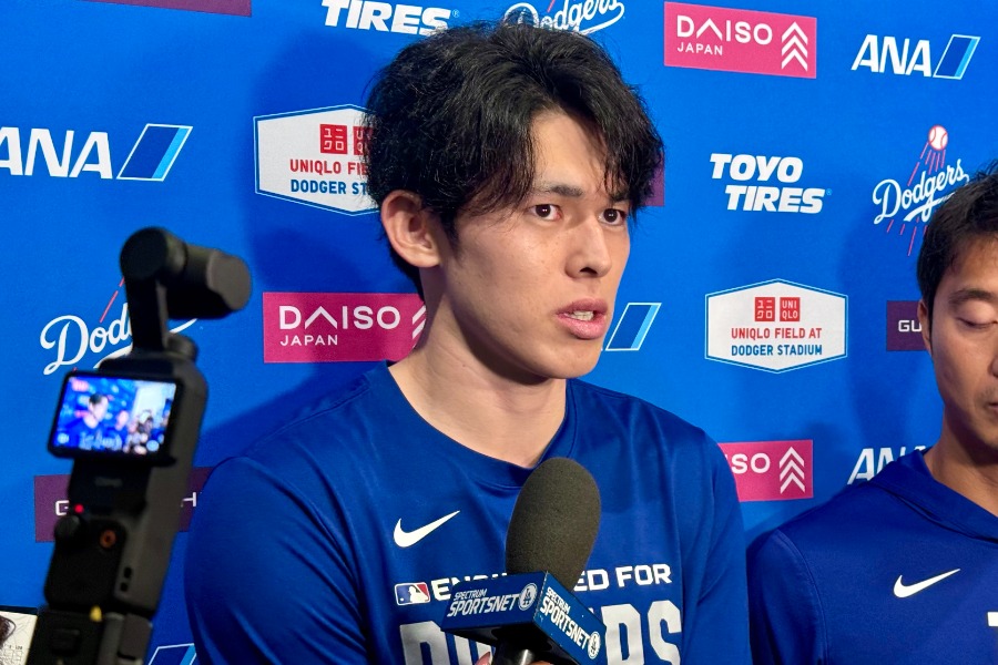 試合後、取材に応じるドジャース・佐々木朗希【写真：小谷真弥】