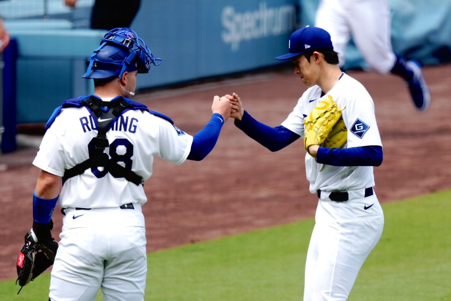 レンジャーズ戦に出場したドジャースのダルトン・ラッシング(左)と佐々木朗希【写真:黒澤崇】