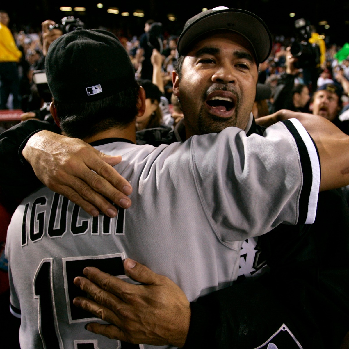 2005年、ア・リーグ優勝決定シリーズを制し、井口氏と抱き合うギーエン氏【写真:アフロ】