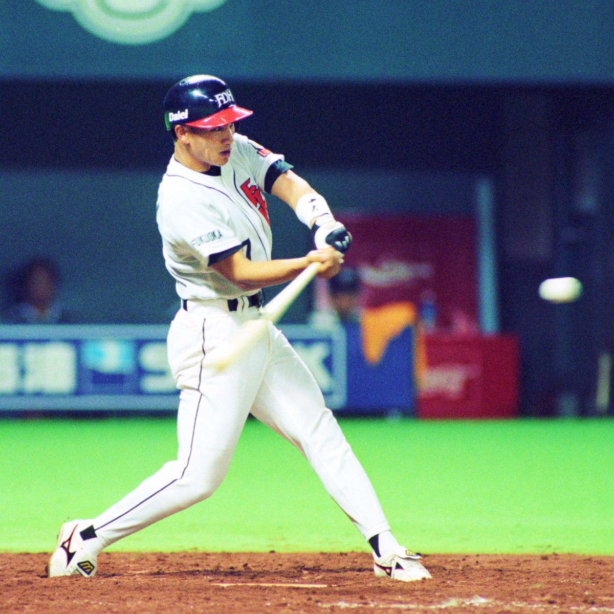 1997年5月3日、プロ1号となる満塁弾を放った井口氏【写真：アフロ】